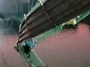 Crolla ponte pedonale in India: almeno 78 vittime