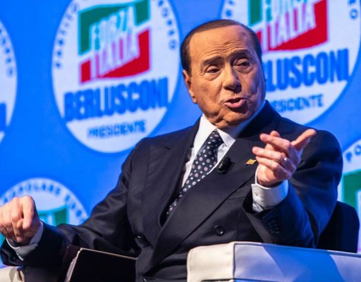 Berlusconi: «Dialogo con Renzi solo se passa con noi»