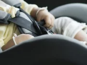 Figlia di pochi mesi lasciata in auto per fare shopping figlia