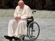 Il Papa sgrida una donna che vuole benidire il suo cane papa