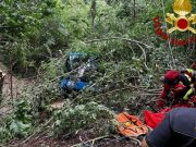 Bus con studenti finisce in una scarpata: tre feriti