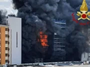 Incendio a Roma, tre feriti all’ospedale