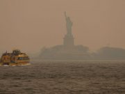 Incendi in Canada, cielo grigio su New York