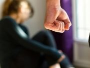 Aggredisce la moglie davanti ai figli, arrestato