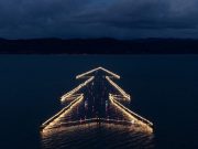 L’albero di Natale più grande del mondo è sul Lago Trasimeno