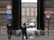 Parigi, donna grida “Allahu Akbar” e la polizia apre il fuoco