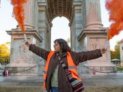 Milano, attivisti di Ultima Generazione verniciano l’Arco della Pace