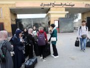 Gaza, centinaia di persone si stanno riversando al valico di Rafah