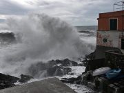 Mareggiata a Genova, tre persone ferite
