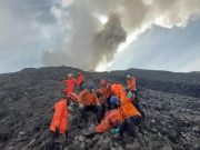 Indonesia, erutta il vulcano Marapi: 22 vittime