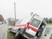 San Pietro in Casale, ambulanza finisce fuori strada: muore una donna