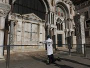 Venezia, blitz degli ambientalisti nella basilica di San Marco