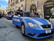 Genova, tre sorelline derubano anziana