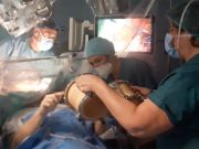 Suona due tamburi mentre viene operato da sveglio al cervello