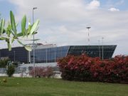 Volo rinviato, passeggeri festeggiano Capodanno in aeroporto