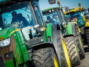 Calabria, presidio di agricoltori sull’autostrada