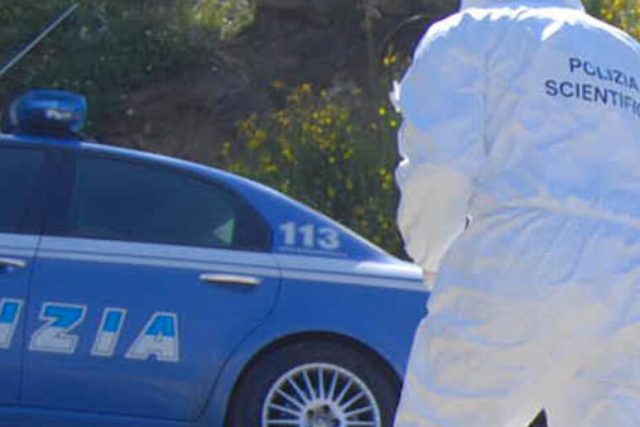 Foto donna accoltellata