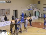 Catanzaro, padre di un giocatore colpisce avversario durante una partita di basket
