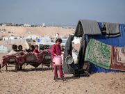 Gaza, spari sulla folla: 104 morti