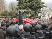 Spagna, scontri tra agricoltori e polizia