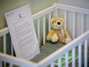 Bimba morta nel sonno per soffocamento, indagati i genitori per omicidio colposo