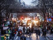 Parigi, agricoltori protestano vicino all’Arco di Trionfo