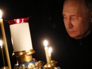 Mosca, Putin accende una candela in memoria delle vittime dell’attacco al Crocus City Hall