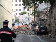 Trastevere, crolla un muro di tufo su quattro auto in sosta ma non non ci sono feriti