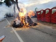 Roma, due grandi balle di fieno date alle fiamme dagli agricoltori