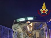 San Cesario sul Panaro, Flixbus si schianta contro il guardrail: muore un 19enne