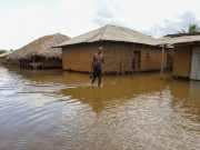 Kenya, bus spazzato via dalle inondazioni: salvi i passeggeri