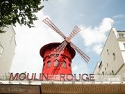 Parigi, si staccano le pale dal Moulin Rouge