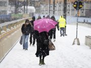 Svezia, disagi per la neve: auto bloccate a Jonkoping