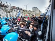 Torino, scontri tra forze dell’ordine e manifestanti: sette contusi tra gli agenti