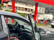 Torino, arrestato mentre scagliava sassi su un’auto