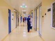 Bologna, disposta l’autopsia per una donna morta sei mesi dopo un’operazione