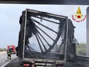 A14, camion prende fuoco: salvo l’autista