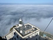 Ischia, il “faro” avvolto dalla nebbia