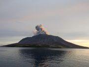 Indonesia, nuova eruzione del vulcano Ruang
