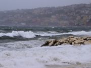 Pozzuoli, nave rimane in balia del vento per diversi minuti