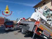 Deruta, due persone ferite mentre lavoravano in un’autogru