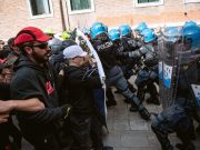 Venezia, scontri tra manifestanti e forze dell’ordine