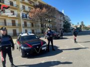 Cariati, uomo caccia moglie e figli e si barrica in casa: arrestato