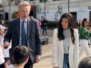 Piazza Poderico, Manfredi e Caniglia consegnano ai bambini le nuove giostrine