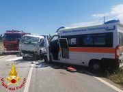 Brindisi, cinque feriti in uno scontro tra un autocarro e un’ambulanza