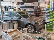Parabiago, novantenne entra con la sua auto in un supermercato
