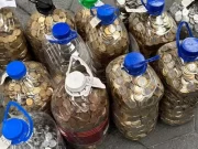 Brasile, uomo compra un’auto con 13 boccioni pieni di monetine