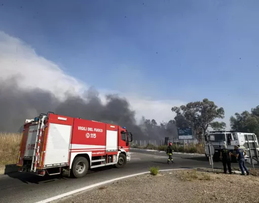Fiumicino, maxi incendio in campo agricolo
