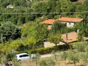 Perugia, tre persone trovate morte in un casolare