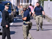 Roma, giovane arrestato perchè cerca di strangolare la fidanzata con il filo del cellulare